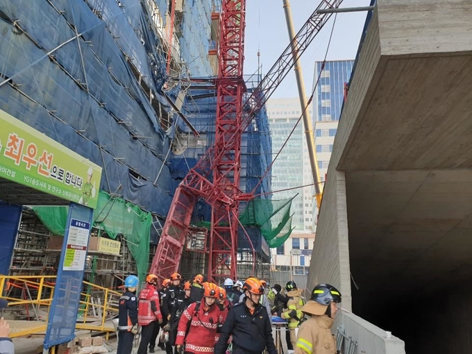 3일 오전 인천 연수구 송도국제도시 한 공사장에서 타워크레인이 넘어져 1명이 사망하고 1명이 매몰됐다. 인천소방본부 제공