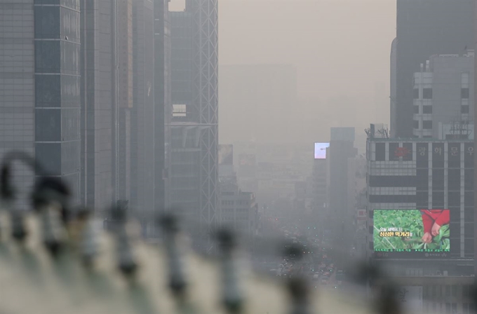 수도권과 중서부 지역 미세먼지 농도가 '나쁨' 수준으로 예보된 10일 서울 종로구 거리가 뿌옇게 보인다. 연합뉴스