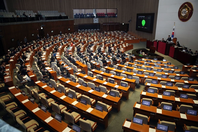 9일 국회에서 열린 본회의에서 자유한국당 의원들이 불참한 가운데 민생법안이 처리되고 있다. 연합뉴스