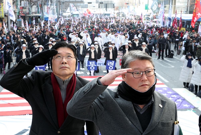 우리공화당 홍문종(왼쪽), 조원진 공동대표 등이 4일 서울 중구 숭례문 앞에서 열린 새해 첫 태극기 집회에서 참가자들과 함께 경례를 하고 있다. 뉴스1