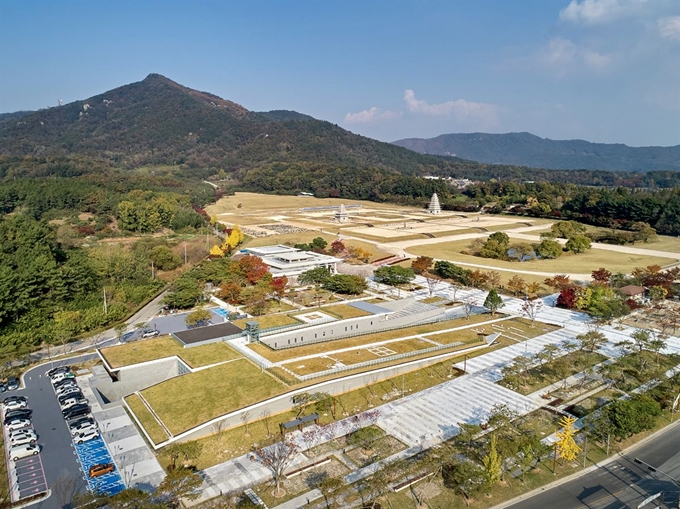 삼국시대 최대 절터인 전북 익산시 미륵사지와 국립익산박물관 전경. 연합뉴스