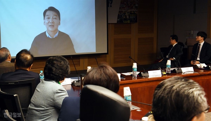 지난 9일 오전 서울 여의도 국회 의원회관에서 권은희·이태규·김삼화 등 안철수계 의원들이 참여한 가운데 열린 '한국 정치 이대로 좋은가' 토론회에서 바른미래당 안철수 전 의원의 정치 혁신 의지를 담은 영상 메시지가 상영되고 있다 .배우한 기자