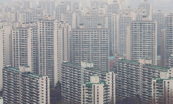 연일 전국 아파트 값이 강세를 보이고 있는 가운데 지난 2일 서울 송파구 잠실 롯데월드타워에서 바라본 인근 아파트 단지의 모습. 연합뉴스