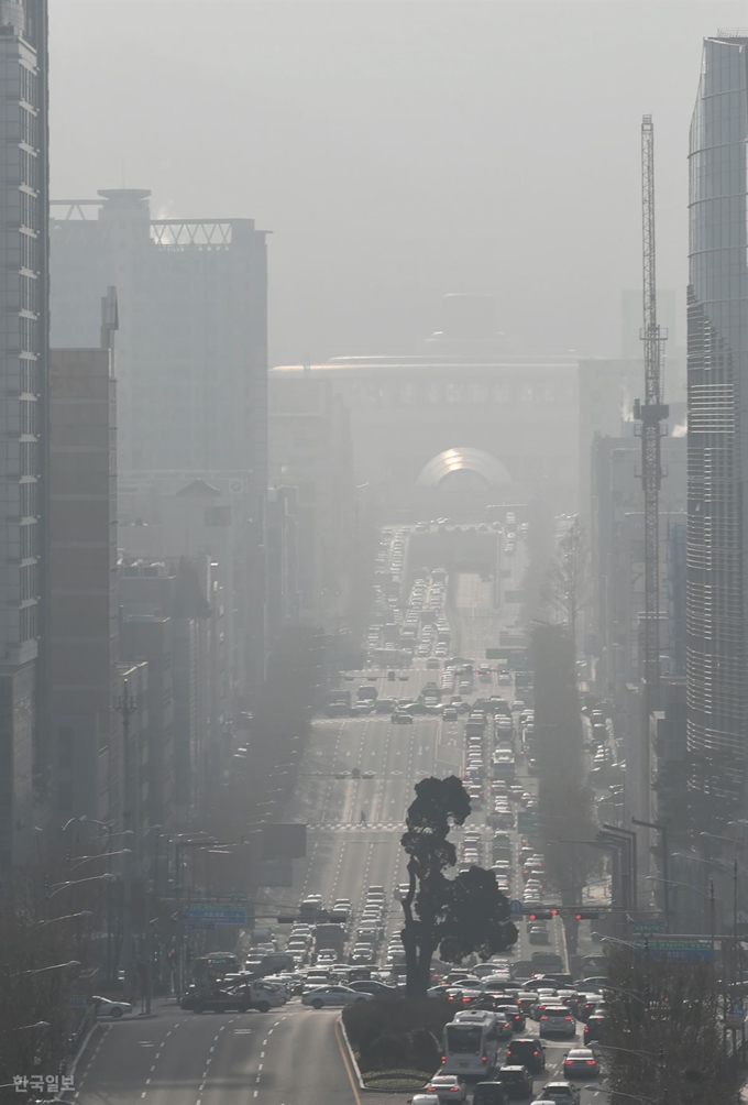 [저작권 한국일보]수도권과 중서부 지역 미세먼지 농도가 '나쁨' 수준으로 예보된 10일 서울 서초구 누에다리에서 본 반포대로가 뿌옇게 보인다. 왕태석 선임기자