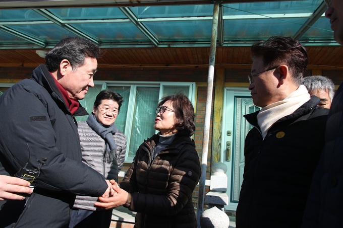 이낙연(왼쪽) 국무총리가 주말인 11일 태풍 '미탁' 피해복구 현장인 경북 울진군 기성면 삼산1리의 골말마을을 방문해 주민과 대화하고 있다. 울진=연합뉴스