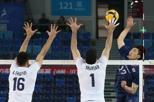 남자배구 대표팀 전광인이 이란의 블로킹을 앞에 두고 강스파이크를 날리고 있다. FIVB 제공