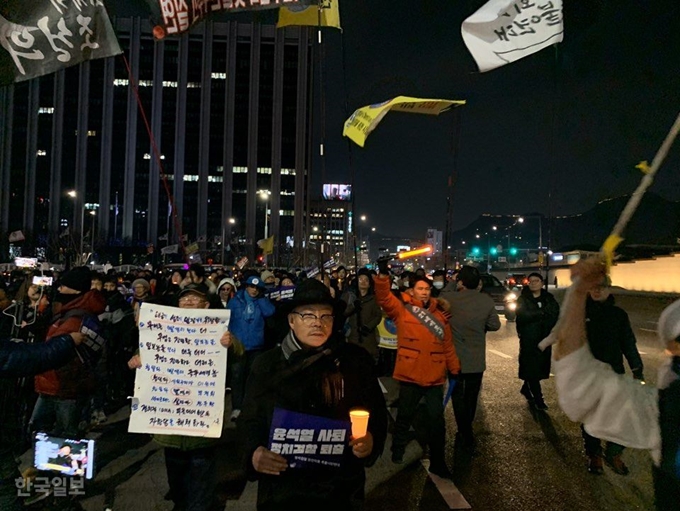 [저작권 한국일보] 광화문촛불연대 및 윤석열사퇴범국민행동본부 회원들이 11일 서울 광화문 삼거리 앞에서 '2020 광화문탈환 촛불문화제' 행진을 하고 있다. 김영훈 기자