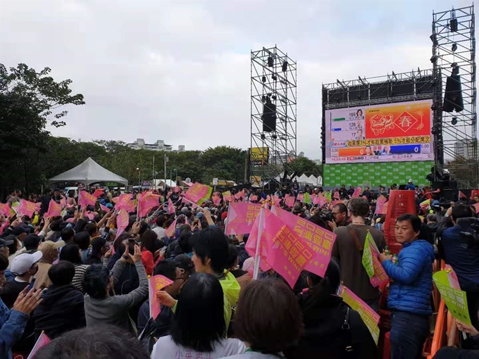 대만 총통 선거가 치러진 11일, 오후 4시 투표가 마감되자 타이베이의 민진당 차이잉원 홍보 사무실 앞에 차도를 막고 마련한 특별무대로 몰린 지지자들이 개표 방송 시작을 알리는 대형 스크린을 바라보며 깃발을 흔들고 있다. 김광수 특파원