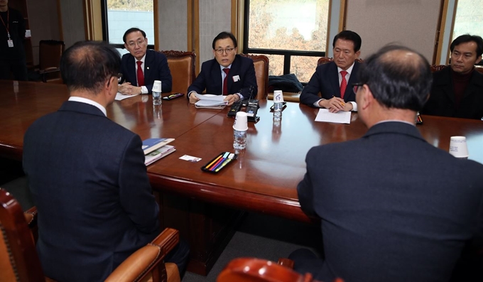 4ㆍ15 총선 정당 명칭 '비례' 사용불허 시사와 관련해 중앙선거관리위원회를 항의 방문한 자유한국당 정유섭 의원(왼쪽부터), 이채익 의원, 김한표 원내수석부대표, 김영우 의원이 10일 오후 경기 과천 중앙선관위에서 박영수 중앙선관위 사무총장과 대화하고 있다. 과천=연합뉴스