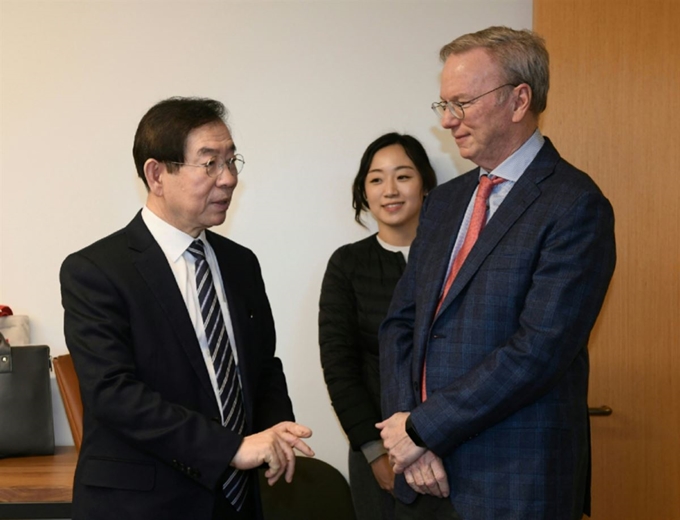 미국을 순방 중인 박원순 서울시장이 지난 10일(현지시간) 미국 스탠포드대에서 에릭 슈미트 전(前) 구글 회장(오른쪽)과 만나 이야기하고 있다. 서울시 제공