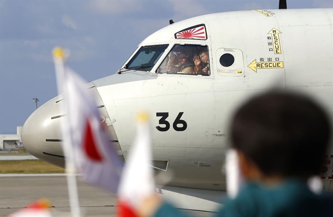 중동 해역에서 일본 측 선박 안전을 확보하기 위한 정보 수집 임무에 나설 해상자위대 소속 P-3C가 11일 오키나와현 나하기지에서 부대원들 및 가족들의 배웅을 받으며 현지로 출발하고 있다. 나하=교도 연합뉴스