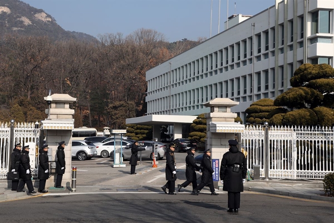 청와대 '선거 개입 의혹'을 수사 중인 검찰이 10일 청와대 자치발전비서관실(구 균형발전비서관실)에 대해 압수수색을 실시했다. 이날 청와대 연풍문 앞에 적막감이 흐르고 있다. 뉴스1