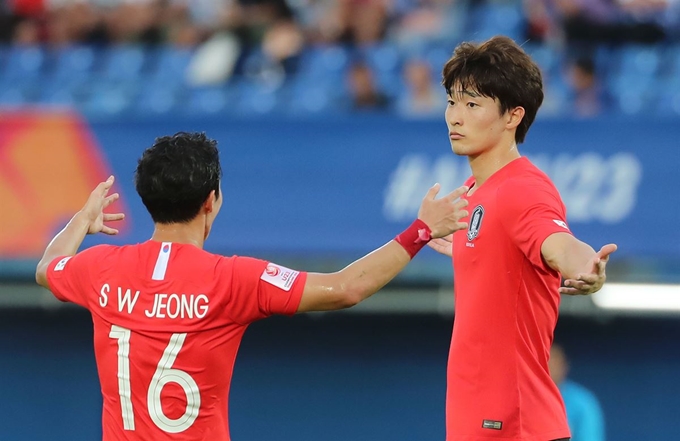 Figure 1조규성(오른쪽)이 12일 태국 송클라 틴술라논 스타디움에서 열린 2020 AFC U-23 챔피언십 C조 2차전에서 이란을 상대로 결승골을 넣은 뒤 세리머니를 펼치고 있다. 송클라=연합뉴스