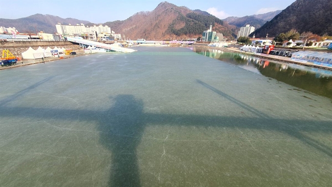 이상난동으로 최근 잇따라 연기된 화천산천어축제 현장. 유난히 따뜻한 날씨는 유통업계의 겨울용품 매출에는 초강력 한파를 내뿜고 있다. 연합뉴스