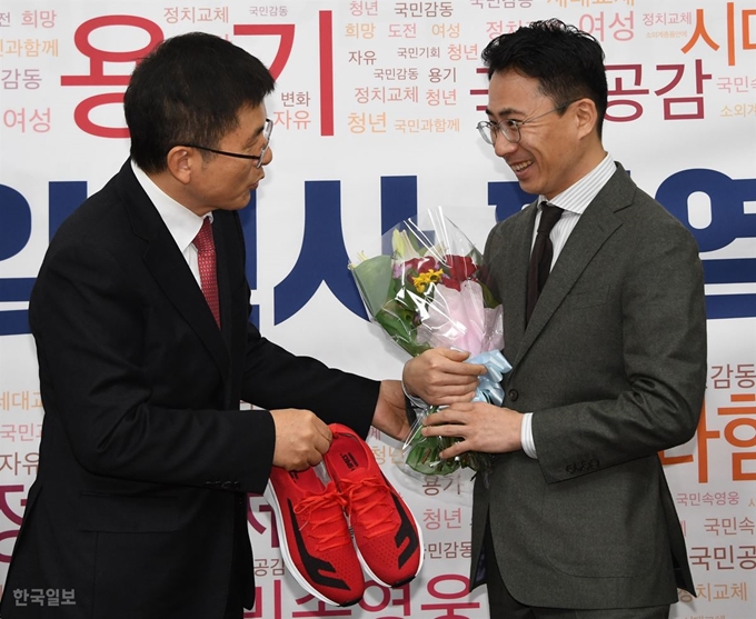 [저작권 한국일보] 제21대 총선을 앞두고 자유한국당에 영입된 '극지탐험가' 남영호 씨가 13일 국회에서 열린 한국당 영입인사 환영식에서 황교안 대표로부터 꽃다발과 운동화를 받고 있다. 오대근기자