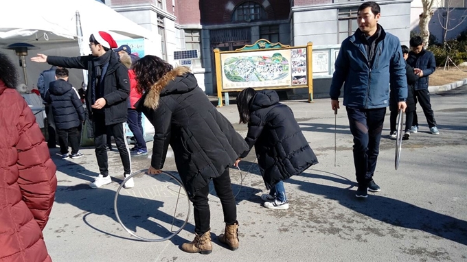 합천영상테마파트는 다음달 2일까지 온 가족이 모여 추억의 옛 겨울 놀이를 즐길 수 있는 ‘동감(冬感)축제’를 열기로 했다. 합천군 제공