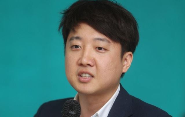 이준석 새로운보수당 젊은정당비전위원장이 자유한국당의 ‘나다은씨 해촉 사태’를 언급하며 “선거기계에 가깝던 새누리당(현 한국당)은 어디 갔을까”라고 지적했다. 연합뉴스