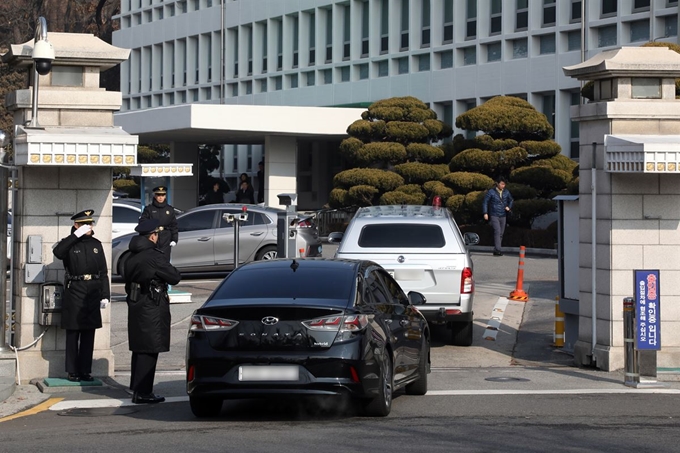 검찰이 청와대 자치발전비서관실 압수수색을 시도한 지난 10일 청와대 연풍문을 통해 차량이 드나들고 있다. 뉴스1