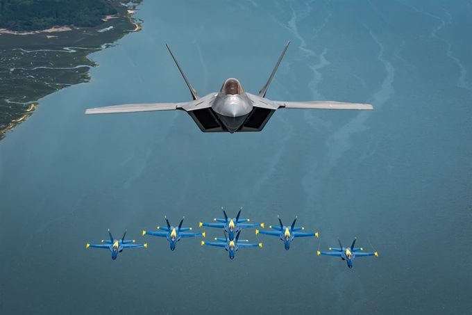 지난해 4월 25일 미 공군 F-22기가 다이아먼드 대형을 펼친 해군의 곡예비행단 ‘Blue Angels’ 편대와 합동 비행을 하고 있다. 미 공군 홈페이지 캡처