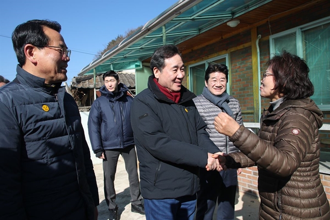 이낙연 국무총리가 11일 태풍 ‘미탁’ 피해복구 현장인 경북 울진군 기성면 삼산1리의 골말마을을 방문해 현장을 둘러보며 점검하고 있다. 울진=연합뉴스