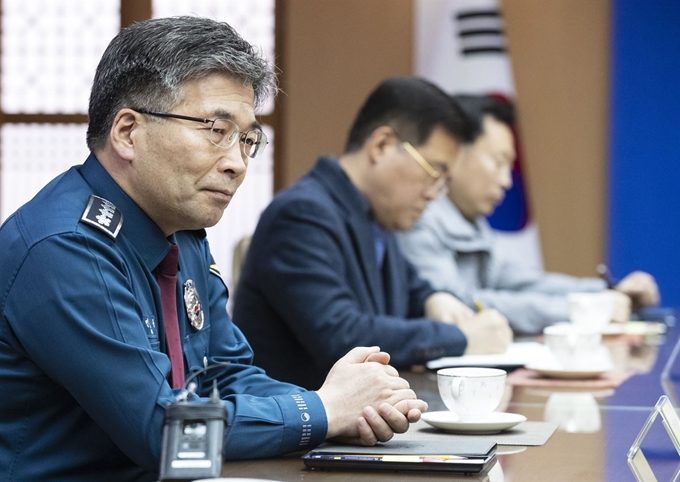 민갑룡 경찰청장이 지난달 18일 오전 '자유한국당 황교안 대표 등 국회 폭력 난동사건 철저 수사'를 촉구하기 위해 경찰청을 방문한 더불어민주당 국회 행정안전위원회 위원들의 발언을 듣고 있다. 연합뉴스