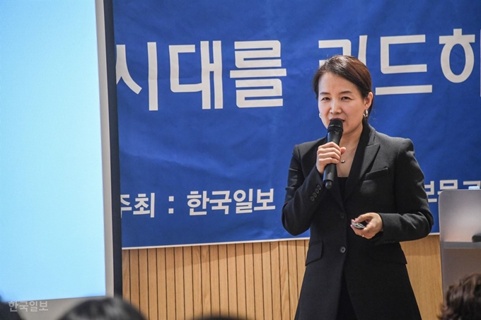 지난 10일 서울 마포구 교보문고 합정점에서 열린 제60회 한국출판문화상 북콘서트에서 어린이ㆍ청소년 부문 수상작 ‘우주로 가는 계단’을 쓴 전수경 작가가 책을 쓰는 과정을 설명하고 있다. 류효진 기자