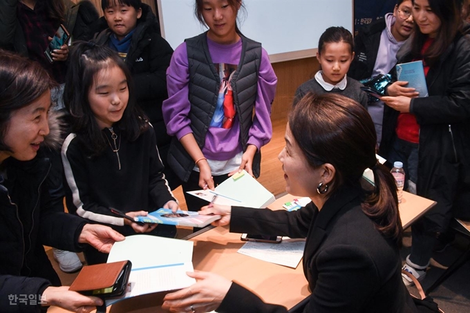 10일 서울 마포구 교보문고 합정점에서 열린 제60회 한국출판문화상 수상작 북콘서트에서 어린이ㆍ청소년 부문 수상작 ‘우주로 가는 계단’을 쓴 전수경 작가가 독자들에게 사인을 해 주며 인사를 나누고 있다. 류효진 기자