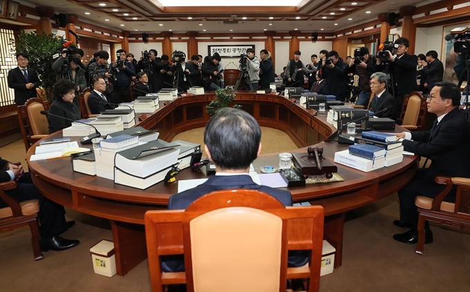 13일 오후 경기도 과천 중앙선관위원회 청사에서 '비례○○당' 명칭 사용 가능 여부를 결정하는 전체회의가 열리고 있다. 연합뉴스