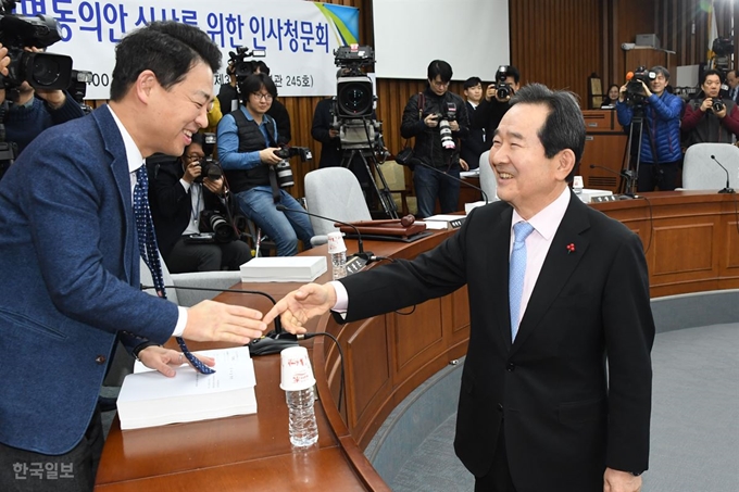 정세균 국무총리 후보자가 8일 오전 국회에서 열린 국무총리 임명동의안 심사를 위한 인사청문회에 참석해 민주당 청문위원들과 인사를 나누고 있다. 오대근 기자