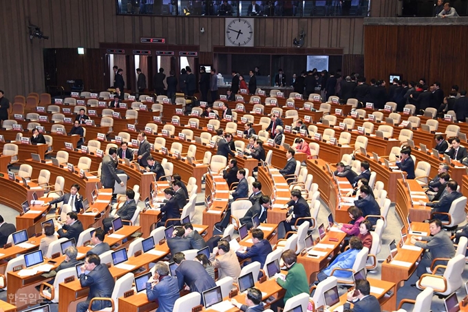 13일 국회 본회의장에서 정세균 총리 후보자에 대한 투표가 진행되고 있다. 오대근 기자