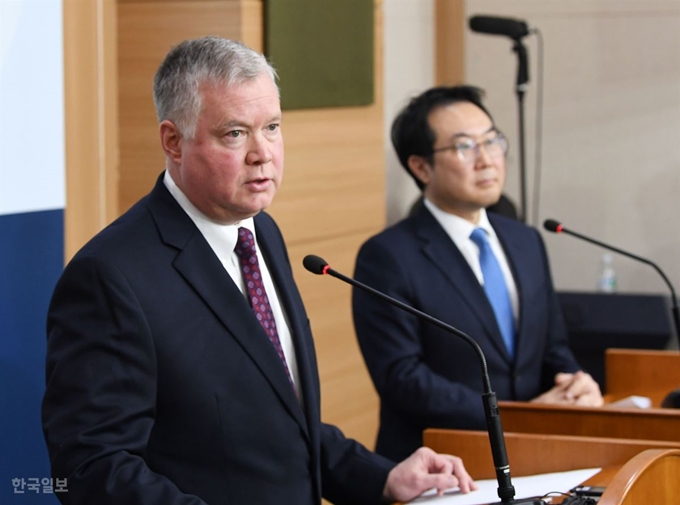 이도훈(오른쪽) 외교부 한반도 평화교섭본부장과 스티븐 비건 미국 국무부 대북정책특별대표가 지난달 16일 오전 서울 종로구 외교부 청사에서 공동기자회견을 하고 있다. 홍인기 기자