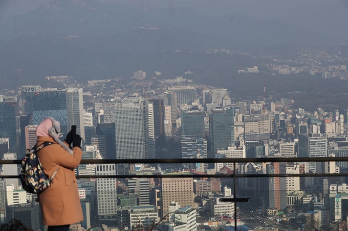 서울, 인천, 경기, 충북 등에 미세먼지 비상저감조치가 발령된 12일 오전 서울 남산 전망대에서 관광객이 도심을 내려다보고 있다. 연합뉴스