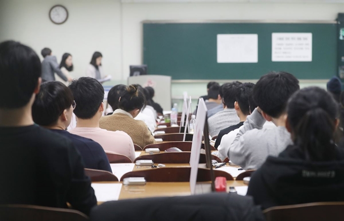 수험생들이 지난해 11월, 서울 동대문구 경희대에서 2020학년도 수시모집 논술 시험 시작을 기다리고 있다. 연합뉴스