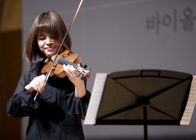 금호아시아나문화재단의 올해 상주음악가로 뽑힌 바이올리니스트 이지윤이 14일 서울 신촌동 금호아트홀 연세에서 열린 기자간담회에 앞서 버르토크의 루마니아 춤곡을 연주하고 있다. 금호아시아나문화재단 제공