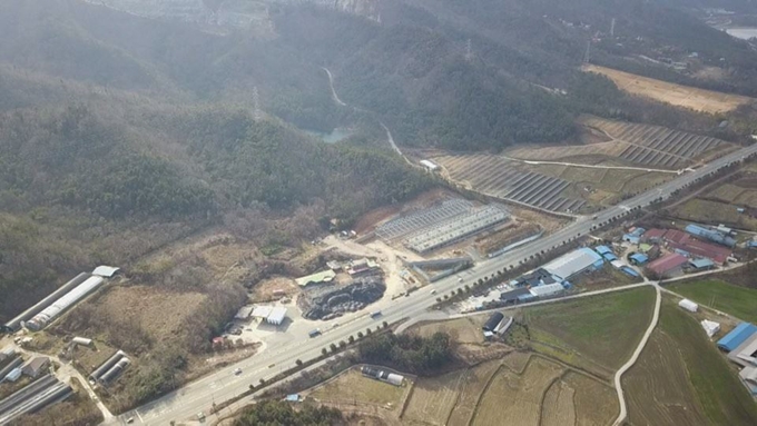 전남 영암군 학산면 국도2호선 인근에서 대규모 축산시설이 행정절차를 무시한 채 조성되고 있다. 독자 제공