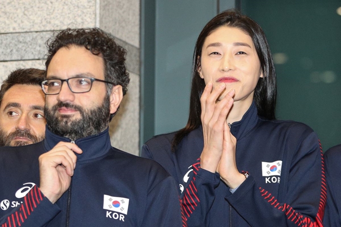 한국 여자배구대표팀 주장 김연경(오른쪽)이 13일 2020 도쿄 올림픽 아시아지역예선을 마치고 인천공항을 통해 귀국해 환하게 웃고 있다. 여자배구대표팀은 12일 태국을 꺾고 도쿄올림픽 본선 진출을 확정 지었다. 뉴스1