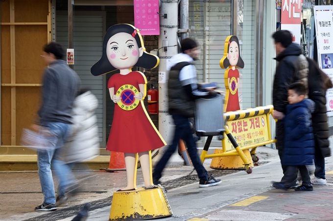 혈세가 투입된 공공 캐릭터가 외면 받고 있다. 울산 중구가 대표 브랜드로 내세운 ‘울산큰애기’의 경우 많은 예산을 들여 조형물을 설치하고 홍보물을 제작하고 있지만 대다수 주민은 존재 자체를 모른다. 젊음의거리에 설치된 큰애기 캐릭터