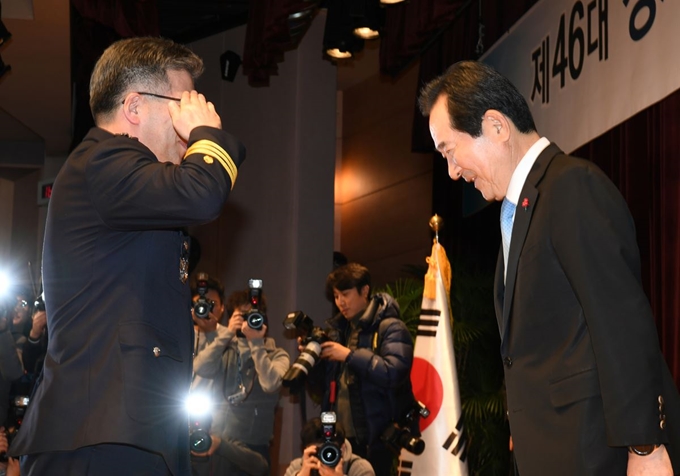 정세균 신임 국무총리가 취임식에서 민갑룡 경찰청장이 거수경례를 하자 머리를 숙여 인사하고 있다. 왕태석 선임기자