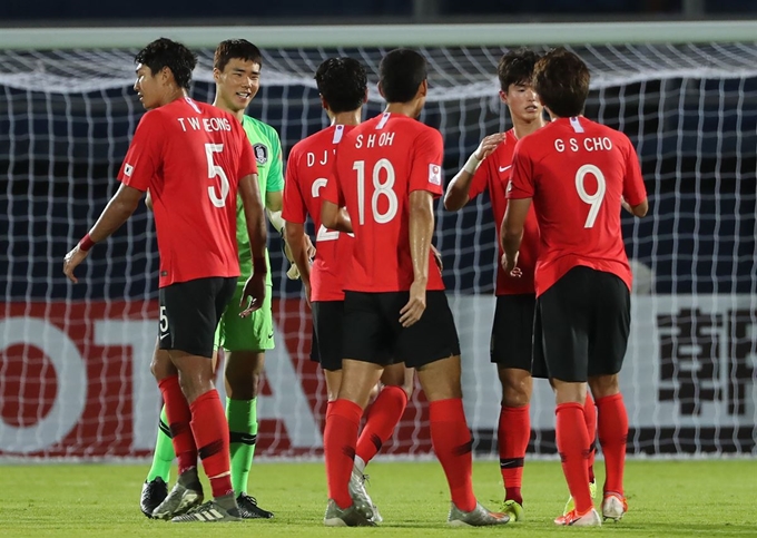 한국 U-23 축구 대표팀이 12일 태국 송클라 틴술라논 스타디움에서 열린 2020 AFC U-23 챔피언십 한국과 이란 조별리그 2차전에서 승리해 자축하고 있다. 송클라=연합뉴스