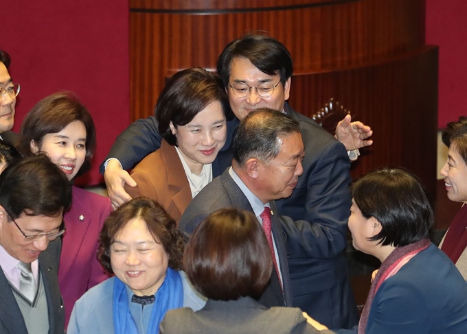 유은혜 사회부총리 겸 교육부 장관과 박용진 더불어민주당 의원이 지난 13일 국회에서 열린 제375회 국회(임시회) 제1차 본회의에서 ‘유치원 3법’이 통과되자 기뻐하고 있다. 뉴시스