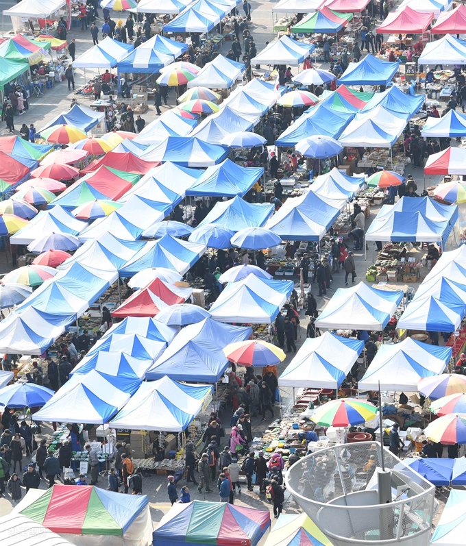 14일 경기 성남시 모란시장이 설날을 앞두고 제수용품을 구입하러 방문한 시민들로 북적이고 있다. 배우한 기자