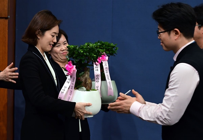 15일 오후 청와대 춘추관 브리핑룸에서 고민정 대변인과 유송화 춘추관장이 기자단 대표에게 화분을 전달받고 있다. 왕태석 선임기자