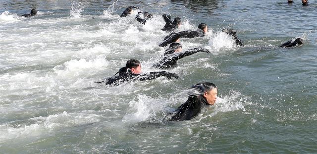 15일 오후 경남 창원시 진해구 진해만에서 해군 특수부대 심해잠수사(SSU)들이 혹한기 훈련을 하고 있다. 연합뉴스