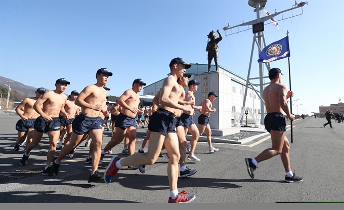 15일 오후 경남 창원시 진해구 진해만에서 해군 특수부대 심해잠수사(SSU)들이 맨몸 구보를 하고 있다. 연합뉴스