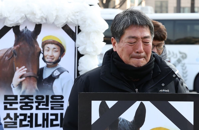 한국마사회의 부조리한 운영을 비판하며 유서를 남긴 채 숨진 고 문중원 기수의 장인 오준식 씨가 14일 정부에 문제해결과 진상규명을 촉구하며 청와대로 행진하고 있다. 연합뉴스