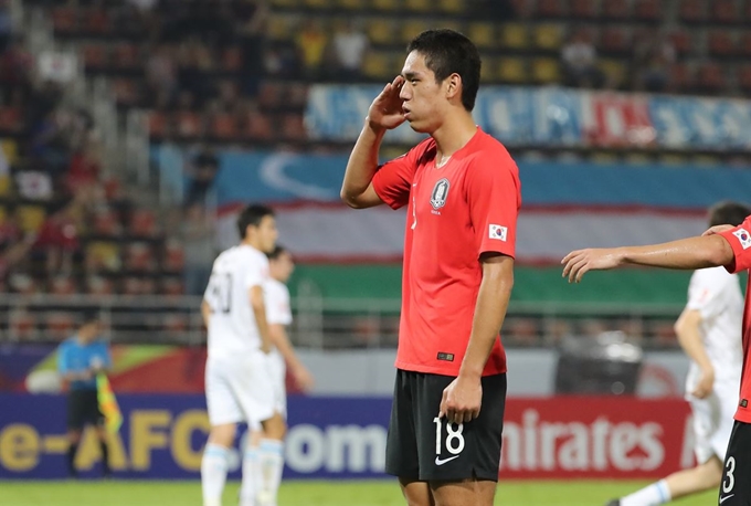 오세훈이 태국 랑싯 탐마삿 스타디움에서 열린 2020 AFC U-23 챔피언십 한국과 우즈베키스탄의 조별리그 최종전에서 골을 넣고 경례 세리머니를 하고 있다. 랑싯=연합뉴스