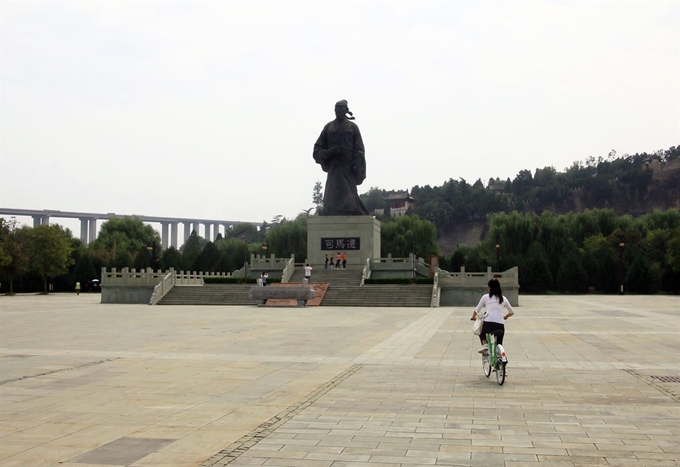 제사광장의 사마천 조각상.