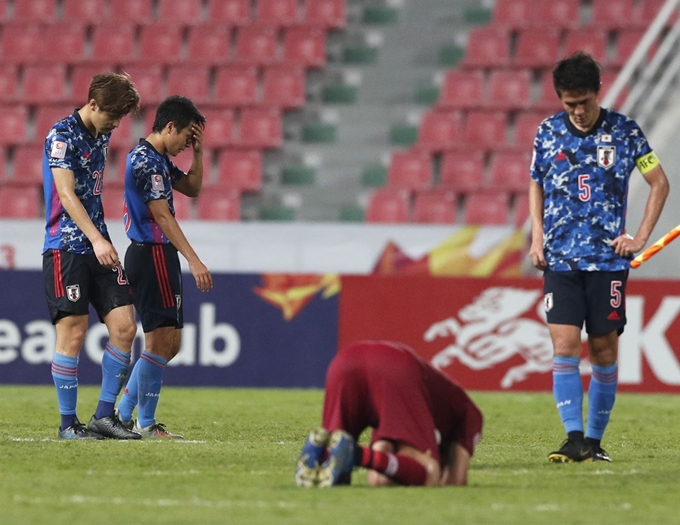 일본 축구 대표팀이 2020 AFC U-23 챔피언십 마지막 조별리그에서 카타르와 무승부로 경기를 마친 뒤 아쉬워하고 있다. 방콕=EPA 연합뉴스