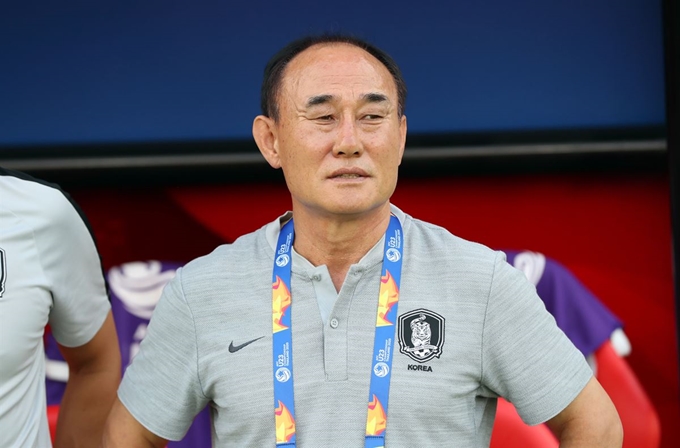 김학범 감독이 태국 랑싯 탐마삿 스타디움에서 열린 2020 AFC U-23 챔피언십 한국과 우즈베키스탄의 조별리그 최종전을 앞두고 있다. 한국은 이 경기에서 2-1로 승리했다. 랑싯=연합뉴스