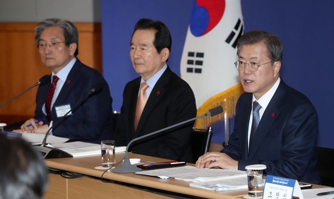 문재인 대통령이 16일 대전광역시 유성구 한국전자통신연구원(ETRI)에서 열린 과학기술정보통신부, 방송통신위원회 부처 업무보고에서 모두발언하고 있다. 바로 옆에는 정세균 신임 국무총리가 배석해 눈길을 끌었다. 왕태석 선임기자